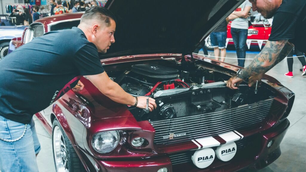 Mecánico revisando el motor de un carro